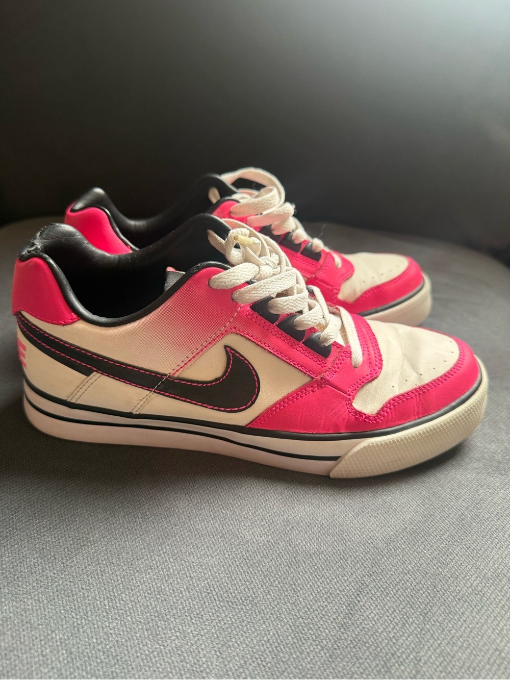 Nike women’s Low-Top Sneakers - White & Pink - Picture 5 of 7